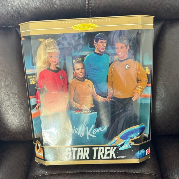 30th Anniversary Collector Edition Star Trek Barbie and Ken Giftset - Picture 1 of 2